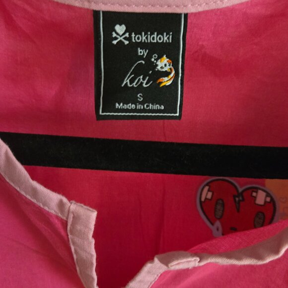 tokidoki by Koi Donutella Pink Heart Scrub Top Small - Picture 3 of 6